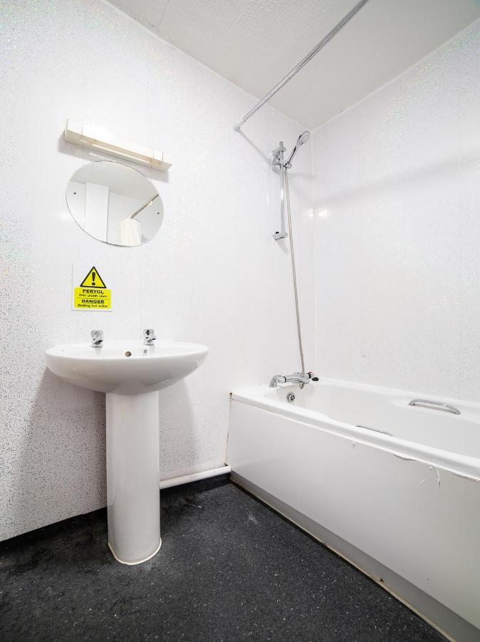 The Traxx Hotel Bangor  Esterno foto